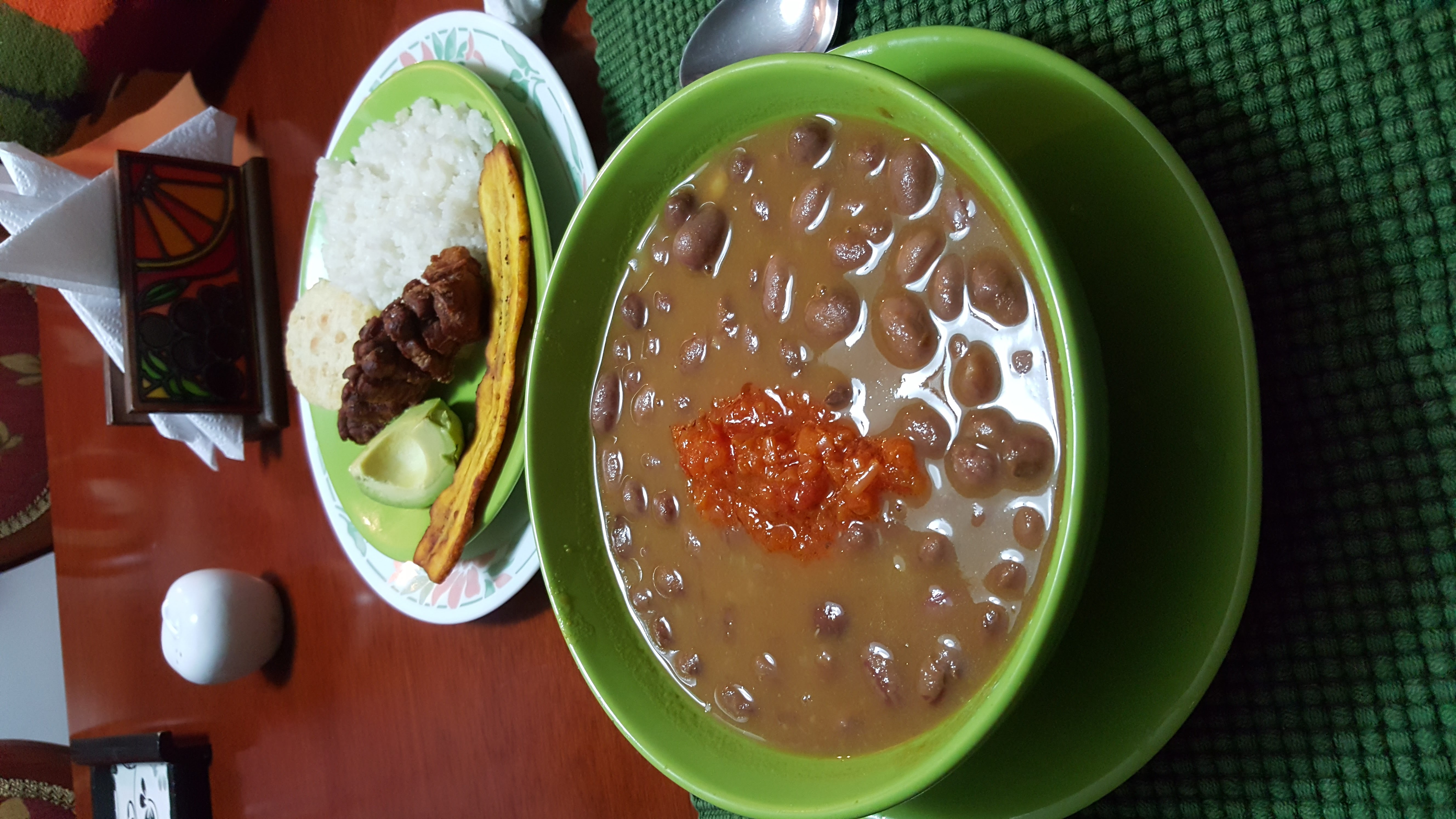 Cazuela de fríjoles con chicharrón, chorizo y aguacate